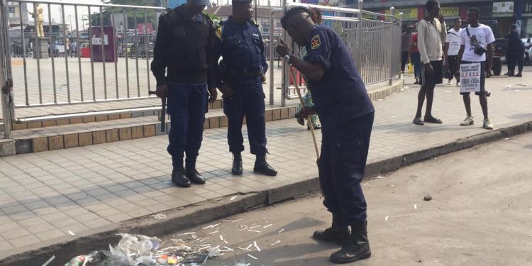 Kinshasa : La police a détruit ce lundi 02 décembre 2024, les marchés pirates aux alentours du rond-point victoire