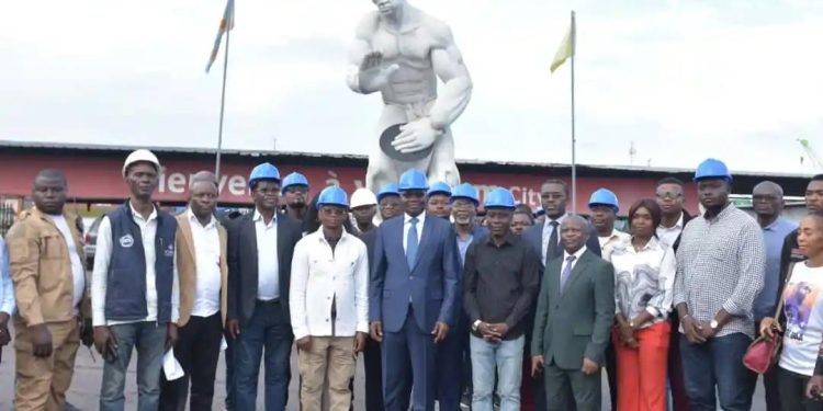 46ème Édition de la FICKIN : Le ministre du Commerce extérieur Julien PALUKU inspecte les travaux d’aménagement du site