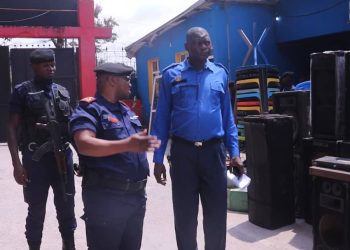 Lutte contre la nuisance sonore et l’assainissement de la ville de Kinshasa : Blaise KILIMBALIMBA remet des matériels saisis auprès de la COGEBISCO