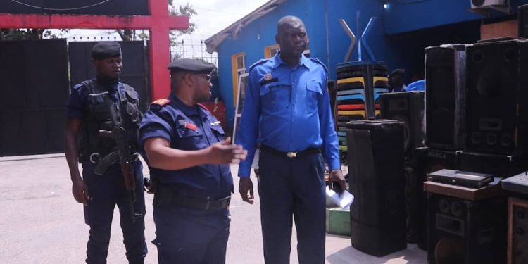 Lutte contre la nuisance sonore et l’assainissement de la ville de Kinshasa : Blaise KILIMBALIMBA remet des matériels saisis auprès de la COGEBISCO