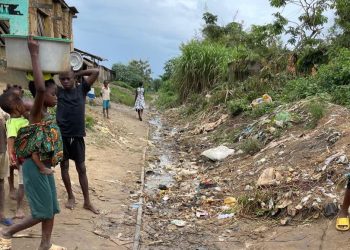 Kindu : le député Matata Ponyo se plaint de la disparition du chemin de fer sous les immondices