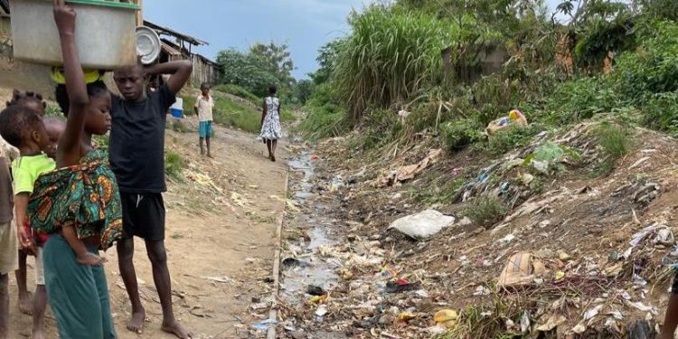 Kindu : le député Matata Ponyo se plaint de la disparition du chemin de fer sous les immondices