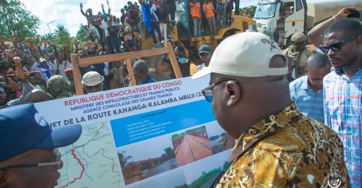 Kananga : le Président Tshisekedi inspecte les travaux de construction de la route Kalamba-Mbuji