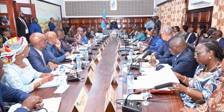 Mbujimayi : Le Président Félix Tshisekedi préside un conseil des ministres restreint sur la situation sécuritaire et sanitaire du pays