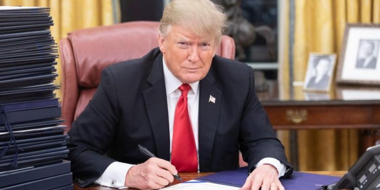 Etats-Unis : Juste après sa prestation de serment, Trump signe plusieurs décrets dont le retrait de son pays de l’OMS et de l’accord de Paris sur le climat