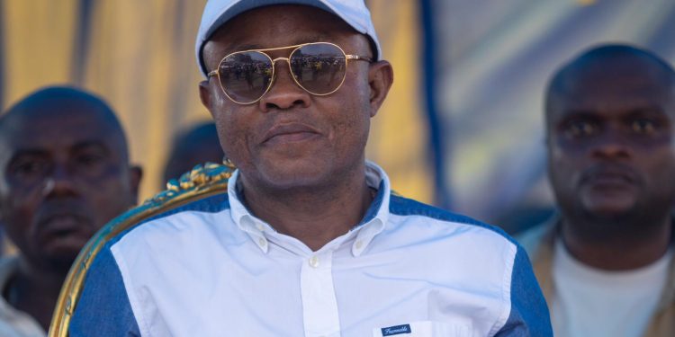 Fêtes de fin d’année : Le vice-gouverneur de Kinshasa, Eddy Iyeli MOLANGI, offre un lot important des vivres à ses militants