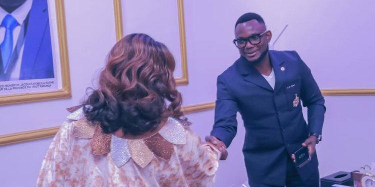 Vacances parlementaires : la gratuité de l’enseignement dans le Haut-Katanga au cœur de l’échange entre l’honorable Pauline Igwabi et le PROVED Joseph Mwinkeu Tshiend