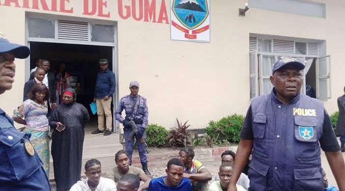 Insécurité à GOMA : 24 bandits arrêtés par la police nationale congolaise avec plusieurs effets militaires et présentés à la presse ce mardi 7 janvier