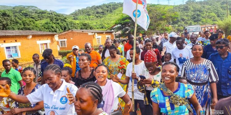 Vacances parlementaires : L’honorable Princesse Dominique Munongo Inamizi communie avec ses électeurs de Nseke (Territoire de Lubudi) dans la province du Lualaba