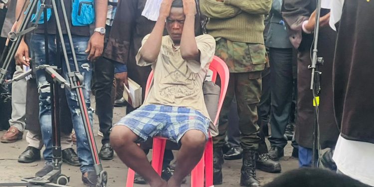 Opération Ndobo à Kinshasa : La peine de mort prononcée contre le kuluna Issa BOKALANGO pour avoir amputé la main d’un jeune homme à Lemba