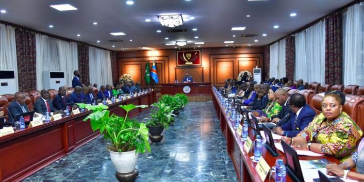 Guerre à l’Est : Félix Tshisekedi instruit le gouvernement SUMINWA de présenter dans un 15 jours un plan visant la levée de l’état de siège au Nord-Kivu et en Ituri.