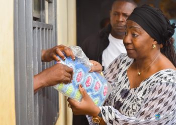 17 janvier 2025: L’honorable Princesse Dominique Munongo Inamizi remet des vivres et non vivres aux détenus du cachot de Fungurume au Lualaba