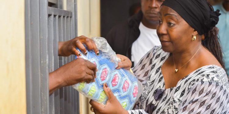 17 janvier 2025: L’honorable Princesse Dominique Munongo Inamizi remet des vivres et non vivres aux détenus du cachot de Fungurume au Lualaba