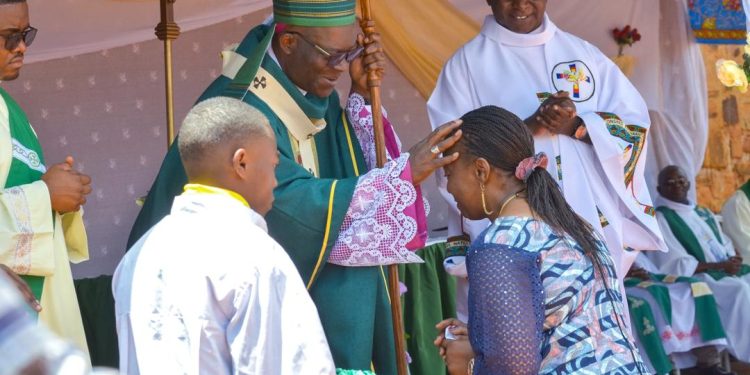 Vacances parlementaires : L’Honorable Dominique Munongo Inamizi a pris part à la confirmation de plus de 150 enfants organisée à la Paroisse Saint Joseph de kakanda