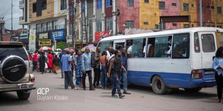Transports à Kinshasa : Les chauffeurs de taxi-bus préfèrent défier l’Etat avec le ‘’phénomène demi-terrain’’ (Constat)