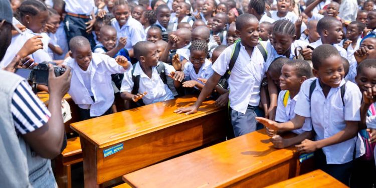RDC : le Service National offre 600 bancs-pupitres à deux écoles de Kinshasa