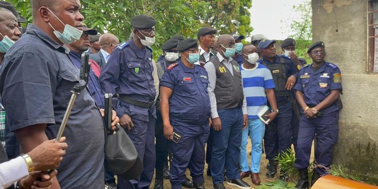 Insécurité à Kinshasa : La police nationale congolaise découvre un corps humain enterré dans une maison abandonnée au quartier Tchad à Mont-Ngafula