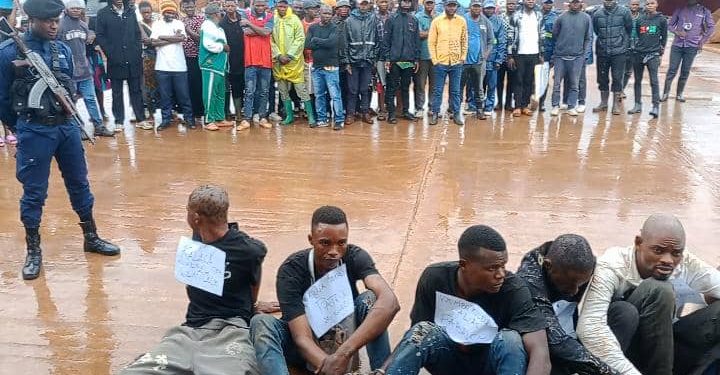 Haut-Katanga : arrestation et présentation de dix présumés bandits au maire de Kasumbalesa
