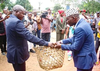 Construction du Barrage hydroélectrique Mbombo à Kananga : Le Gouverneur Kambulu remet aux chefs coutumiers du site « le droit de terre » pour leur feu vert