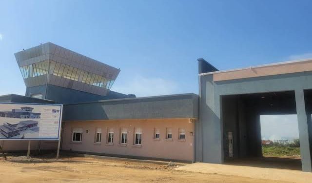 Iture : Le gouverneur militaire annonce la fin des travaux de construction de l’aéroport national de Bunia pour le mois de décembre 2025