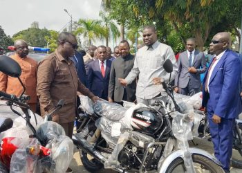 Kongo Central: Le gouvernement provincial remet de véhicules tout terrain et de motos aux autorités locales à Matadi pour renforcer les services de sécurité