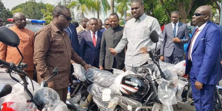 Kongo Central: Le gouvernement provincial remet de véhicules tout terrain et de motos aux autorités locales à Matadi pour renforcer les services de sécurité