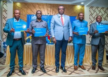 Fonction publique : les Gouverneurs du Grand Kasaï reçoivent des annuaires alphabétiques des cadres et agents des services publics à Mbuji-Mayi