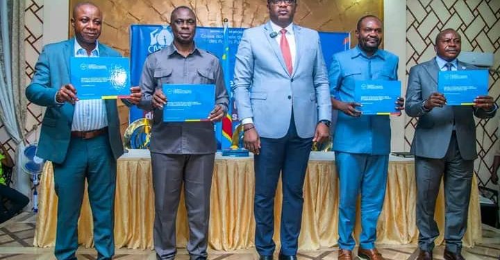 Fonction publique : les Gouverneurs du Grand Kasaï reçoivent des annuaires alphabétiques des cadres et agents des services publics à Mbuji-Mayi