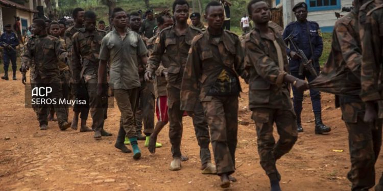 Guerre à l’Est : Le Tribunal militaire de garnison de Butembo condamne 55 militaires des FARDC à la peine de mort pour avoir fui l’ennemi au front