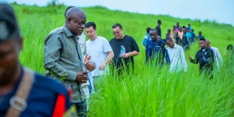 Kasaï-Oriental : les investisseurs chinois en visite de prospection à la chute de Tshibasa