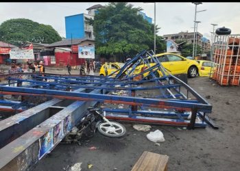 Kinshasa: Un panneau publicitaire vétuste s&rsquo;écroule et blesse plusieurs personnes au rond-point huilerie