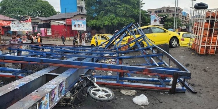Kinshasa: Un panneau publicitaire vétuste s’écroule et blesse plusieurs personnes au rond-point huilerie