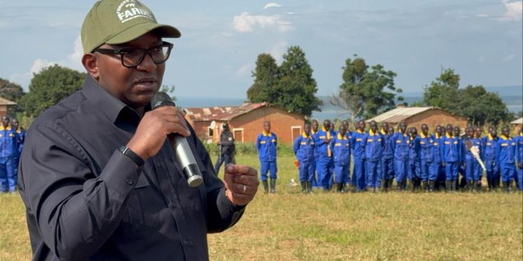Lualaba : Le Président du Sénat Sama Lukonde visite 600 nouvelles recrues des FARDC au centre de Nzilo