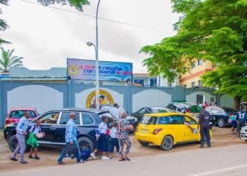 Embouteillages aux alentours des écoles à Kinshasa : Tout stationnement sur la chaussée interdit (gouvernorat)