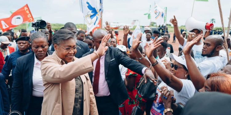 Judith Suminwa appelle à l’unité à Matadi : « 30 ans de guerre, ça suffit »
