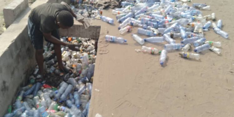 Le ramassage des bouteilles en plastique à Kinshasa : une opportunité pour les jeunes de la commune de Ndjili (Reportage)