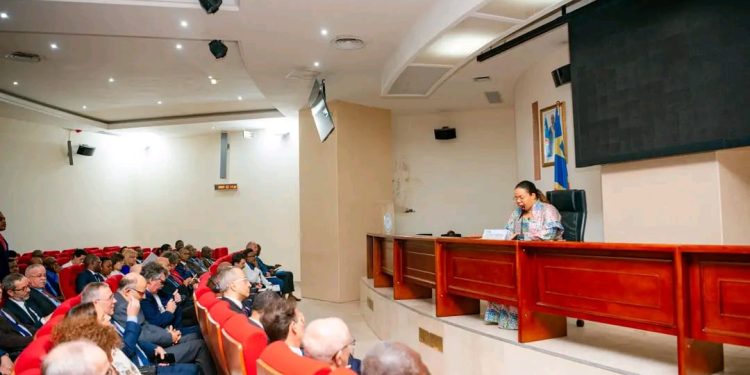 RDC : Devant les diplomates, Thérèse Kayikwamba sollicite un embargo des armes achetées par le Rwanda.