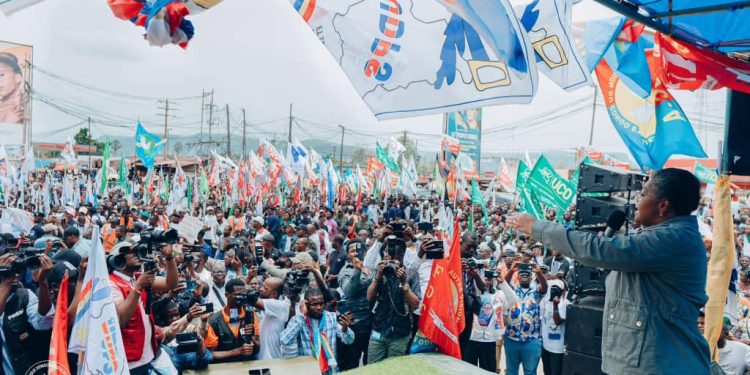 Judith Suminwa à Kimpese : « Nous travaillons à augmenter la solde des militaires et des policiers et à améliorer leurs conditions de vie »