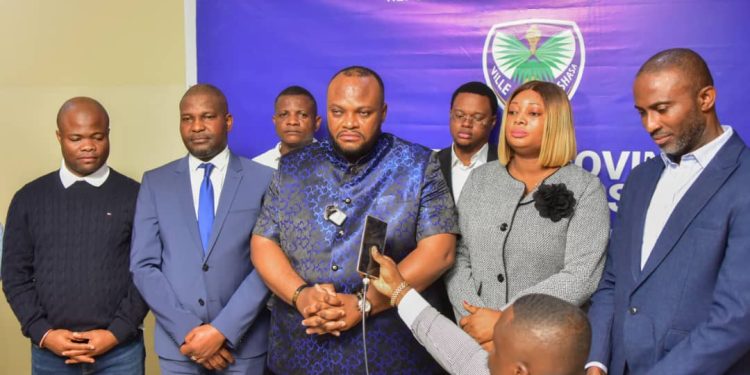 Agression rwandaise : Daniel Bumba en séance de travail à l’assemblée provinciale avec les élus de Kinshasa