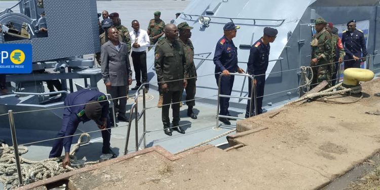 Kongo central : le Ministre de la défense inaugure un navire militaire patrouilleur P142