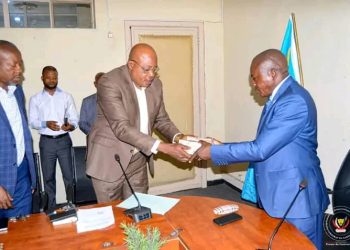 Kasaï-central : les Églises de réveil du remettent au gouverneur Kambulu leur enveloppe 5 millions de francs pour soutenir l&rsquo;effort de guerre