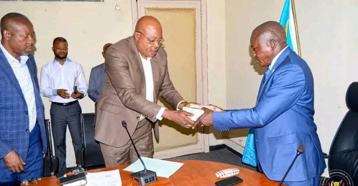Kasaï-central : les Églises de réveil du remettent au gouverneur Kambulu leur enveloppe 5 millions de francs pour soutenir l’effort de guerre