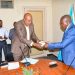 Kasaï-central : les Églises de réveil du remettent au gouverneur Kambulu leur enveloppe 5 millions de francs pour soutenir l’effort de guerre