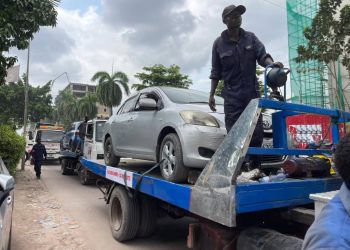 Opération d’évacuation des véhicules mal stationnés à Kinshasa : la police nationale passe à l’action