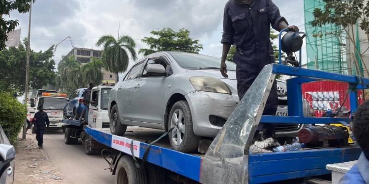 Opération d’évacuation des véhicules mal stationnés à Kinshasa : la police nationale passe à l’action
