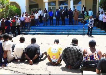 Haut-Katanga : la police présente 28 bandits à main armée au gouverneur Jacques Kyabula Katwe