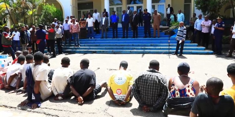 Haut-Katanga : la police présente 28 bandits à main armée au gouverneur Jacques Kyabula Katwe