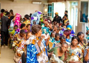 Lubumbashi : les amies de l’honorable John Ngandu Kaswamanga ont clôturé le mois de la femme par une conférence-débat et la distribution des bons d’achat et des pagnes aux membres