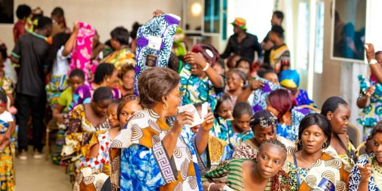 Lubumbashi : les amies de l’honorable John Ngandu Kaswamanga ont clôturé le mois de la femme par une conférence-débat et la distribution des bons d’achat et des pagnes aux membres