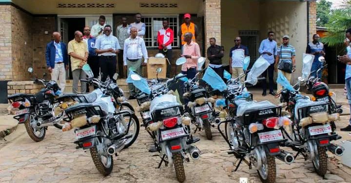 Université Officielle de Mbuji-Mayi : le comité de gestion dote les motos aux appariteurs pour faciliter leur mobilité